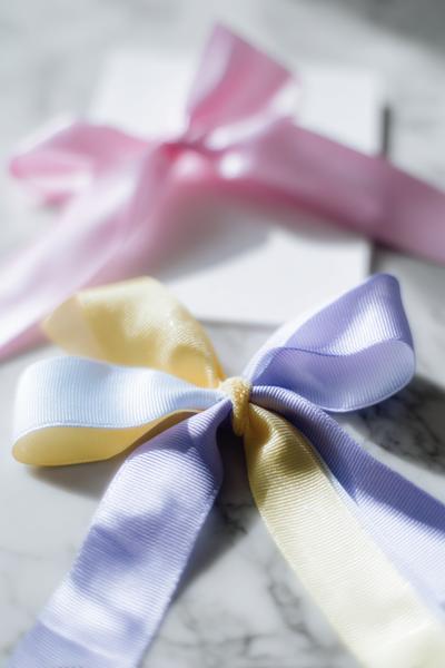 18. Sanfter Hintergrund als ribbon bow wallpaper in Pastell und feinen Konturen