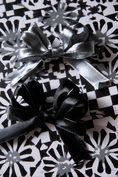 19. Grafischer Look als ribbon bow wallpaper in Monochrom mit Scherenschnitt-Formen