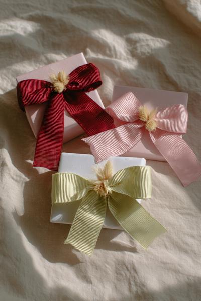 4. Romantischer Kartenaufsatz mit ribbon bows aus Leinenband und Trockenblumen