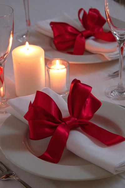 5. Festliche Tischszene mit ribbon bows auf Serviettenring und Kerzenlicht