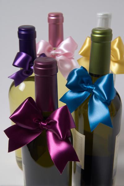 6. Luxus-Detail an Geschenkflaschen mit ribbon bows in tiefen Juwelentönen