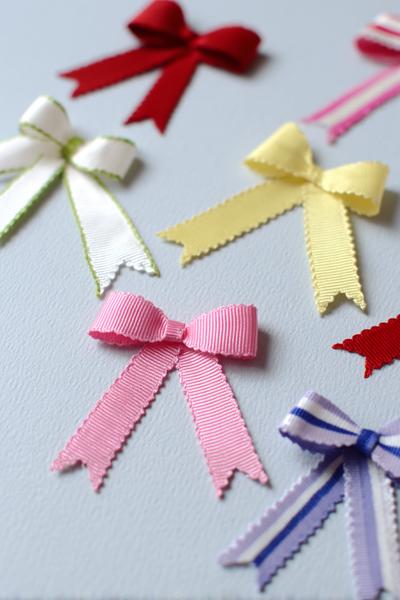 9. Kleine Geschenkanhänger als ribbon bows diy mit Mini-Schlaufen und Etikettkante