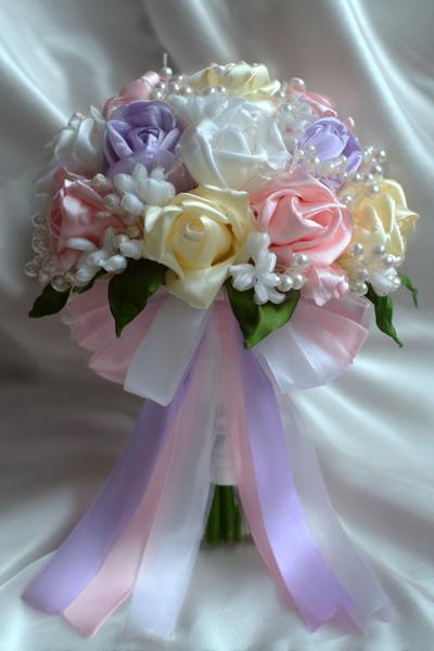 1. Romantischer Pastellstrauß als Ribbon Flowers Bouquet mit Satinrosen und Perlentau