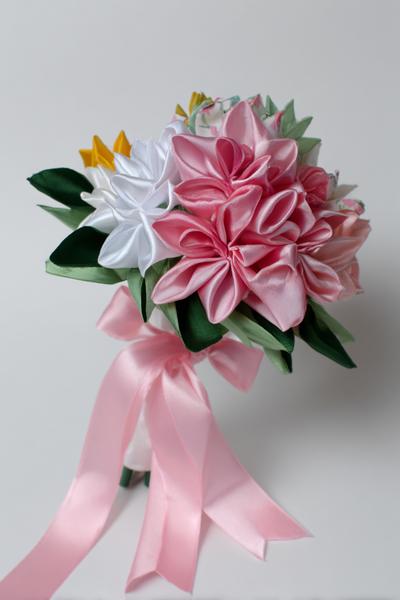 16. Kompositionsregeln im Ribbon Flowers Bouquet Tutorial mit Dreieck-Form und Fokusblüte