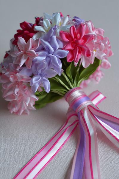 17. Stielgriff im Ribbon Flowers Bouquet Tutorial mit Bandwicklung und verdeckter Naht