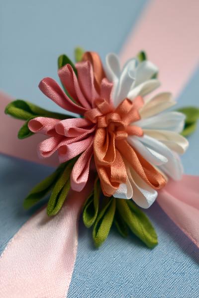 19. Saubere Basis in Ribbon Flowers Tutorials mit Filzkreisen und unsichtbaren Stichen