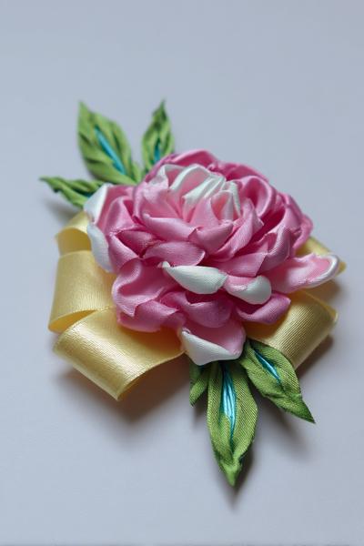 21. Volumenaufbau in Ribbon Flowers Tutorials mit Doppellagen und versetzten Blättern