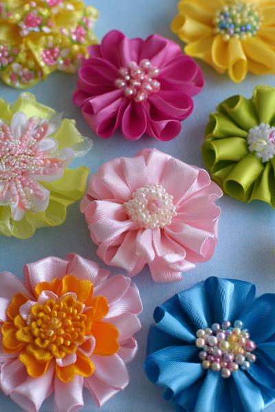 22. Zentren in Ribbon Flowers Tutorials mit Knöpfen, Perlenclustern und Stoffstempeln