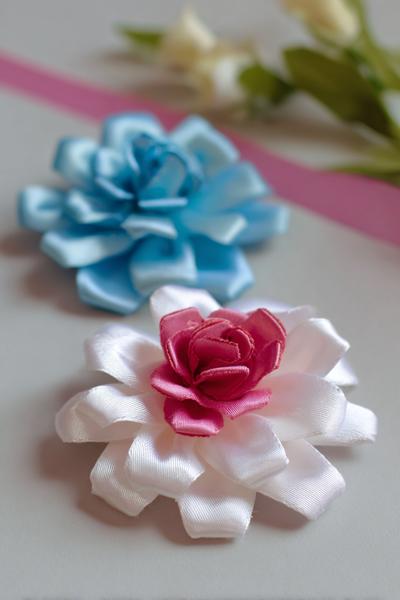 24. Einfacher Rosettenkopf als Ribbon Flowers DIY Easy mit zwei Faltungen und einem Stich