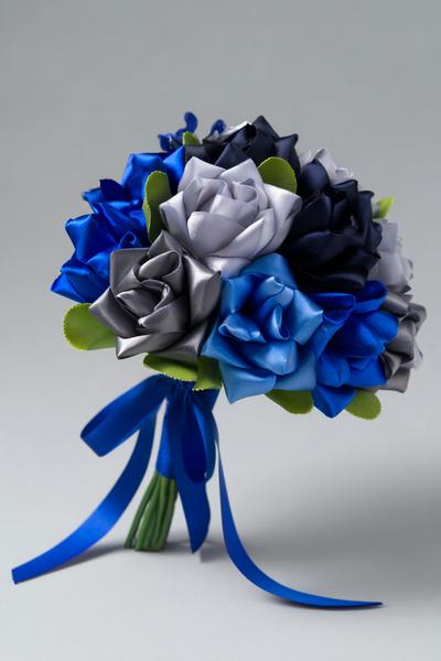 28. Maskuliner Kontraststrauß als Ribbon Flowers Bouquet Ideas for Men in Navy und Graphit