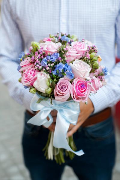 29. Werkstatt-Optik als Ribbon Flowers Bouquet Ideas for Men mit Lederband-Akzent und Kordelgriff