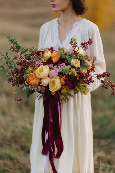 3. Herbstlicher Rust-Strauß als Ribbon Flowers Bouquet mit Samtband und Beerenzweigen