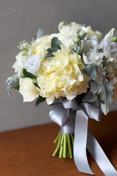 30. Sportlich-clean als Ribbon Flowers Bouquet Ideas for Men mit Weiß-Grau-Palette und Zahlenanhänger