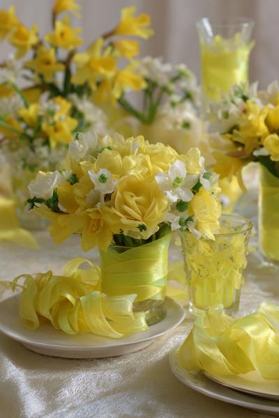 32. Frühling auf dem Tisch als Ribbon Flowers Ideas mit Zitronengelb und feinen Blätterrippen