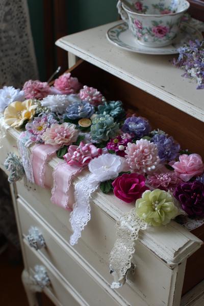 33. Vintage-Kommode als Ribbon Flowers Ideas mit Spitzenblüten und Knopf-Mix