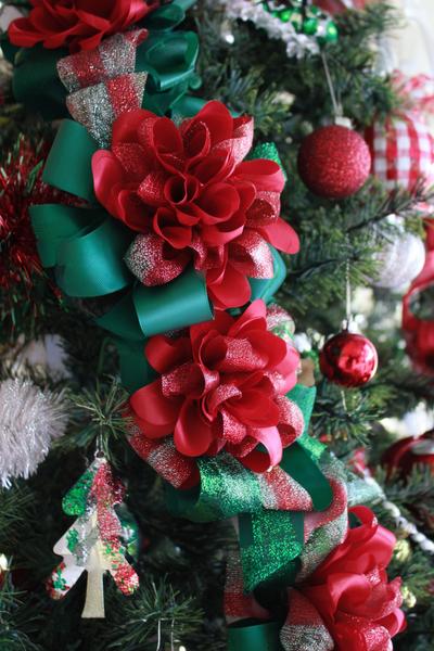 34. Festliche Winterdeko als Ribbon Flowers Ideas mit Tannengrün, Rot und Glanzkugeln