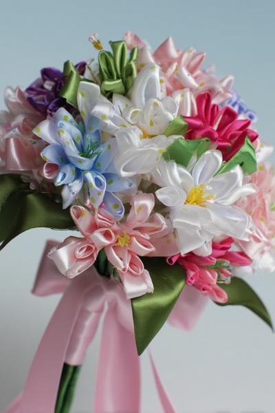 4. Brautjungfern-Set als Ribbon Flowers Bouquet mit farbigen Akzenten und Schleifenstielen