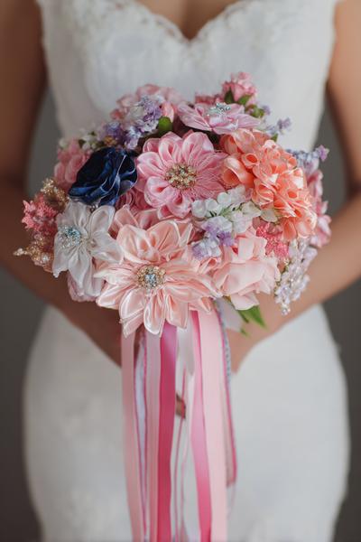 6. Statement-Mix aus Texturen als Ribbon Flowers Bouquet Ideas mit Spitze und Metallfäden