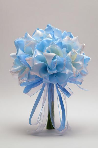 7. Nordisch-kühler Look als Ribbon Flowers Bouquet Ideas in Eisblau mit transparenten Kanten
