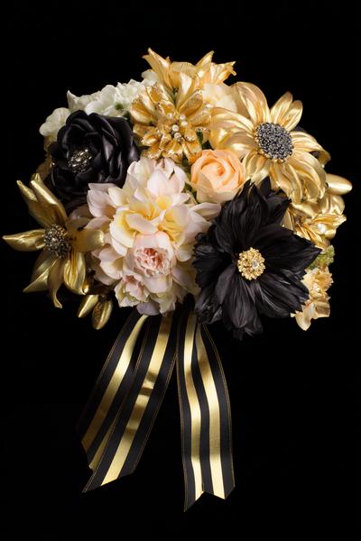 8. Opulenter Schwarz-Gold-Stil als Ribbon Flowers Bouquet Ideas mit dramatischen Blütenzentren