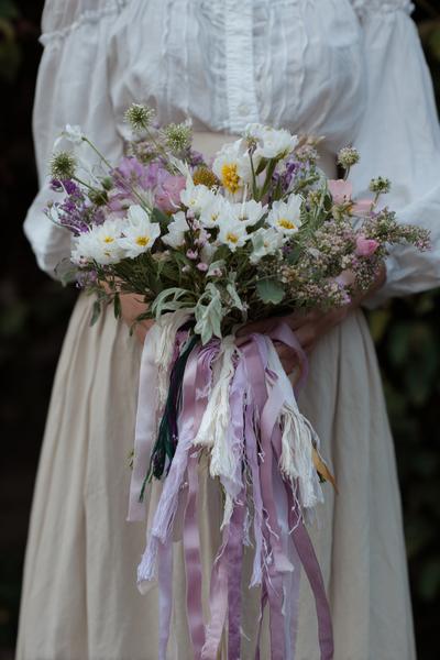 9. Boho-Wiesenstil als Ribbon Flowers Bouquet Ideas mit Fransenbändern und zarten Knospen