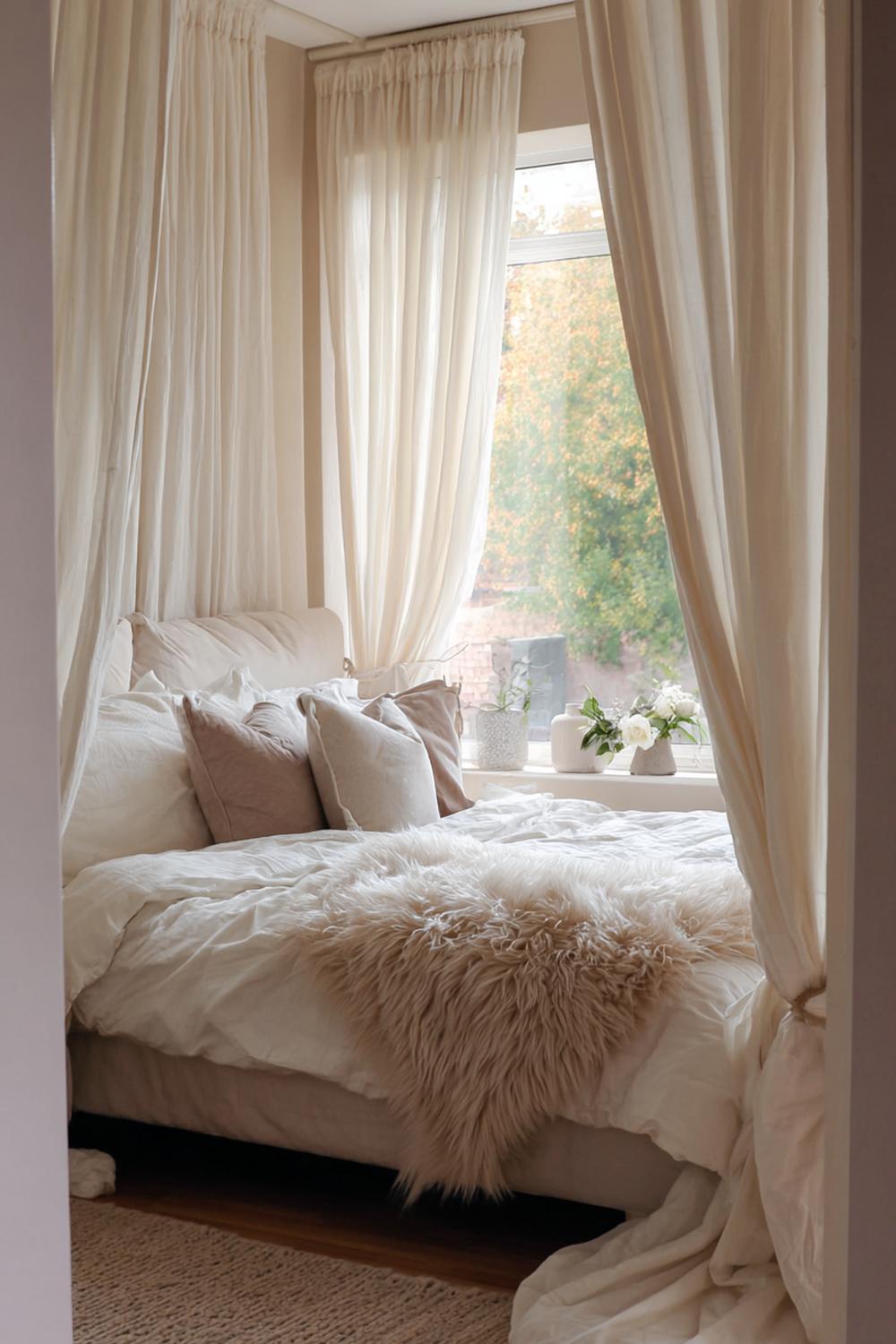 14. Schlafzimmer Deko Ideen Cozy mit Vorhängen in Bodenlänge und weichem Fall