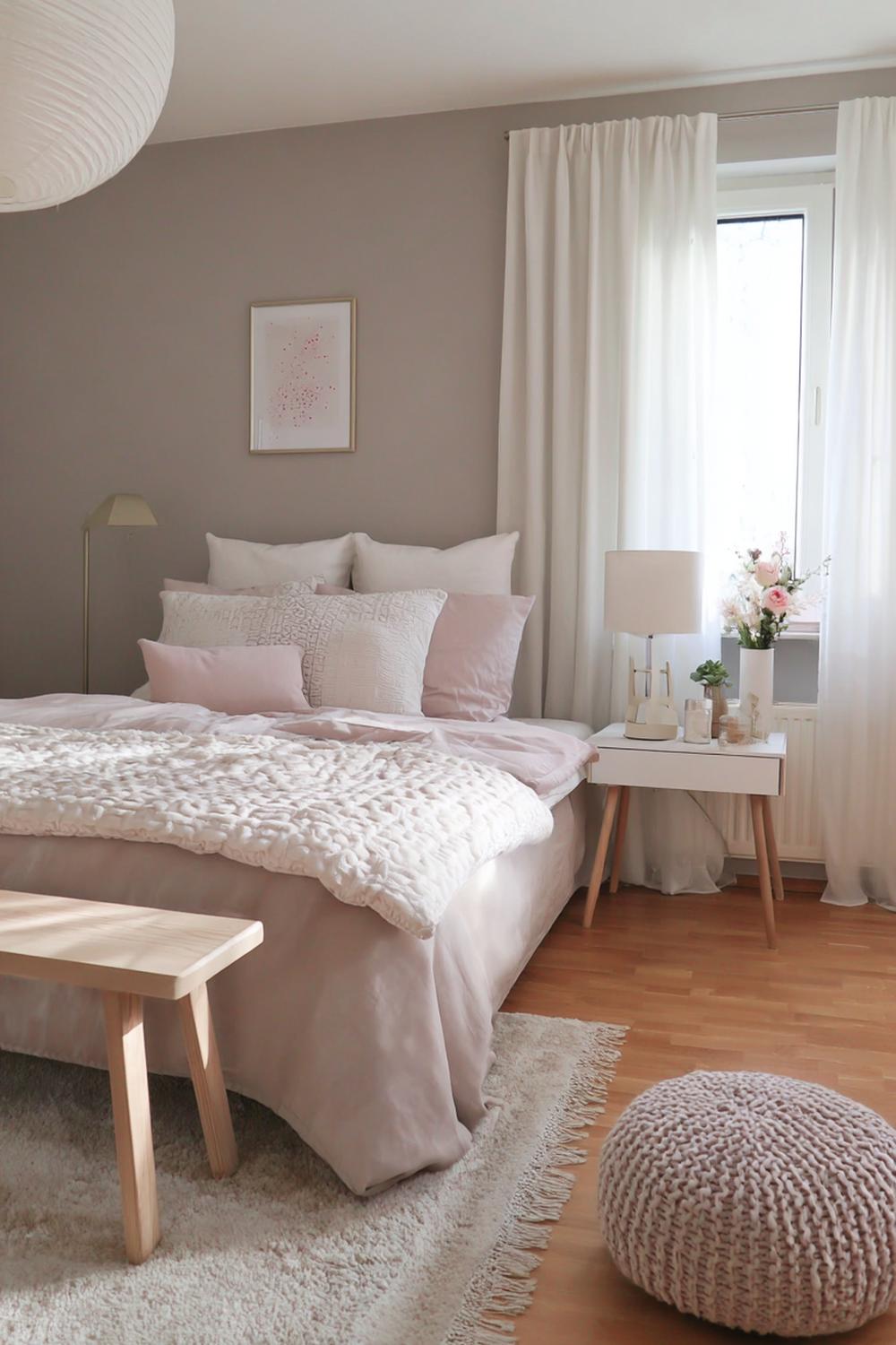 15. Schlafzimmer Deko Ideen Cozy mit minimalistischem Schminktisch und rundem Spiegel
