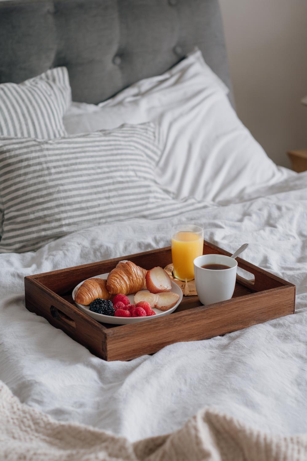 21. Schlafzimmer Deko Ideen Cozy mit Holztablett-Frühstück im Bett als Styling-Szene