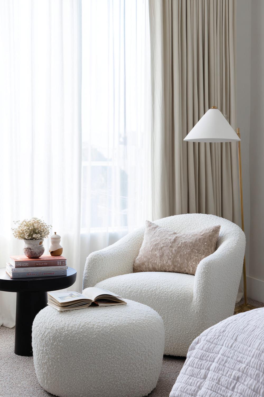 3. Schlafzimmer Deko Ideen Cozy mit Bouclé-Sessel und runder Leselampe