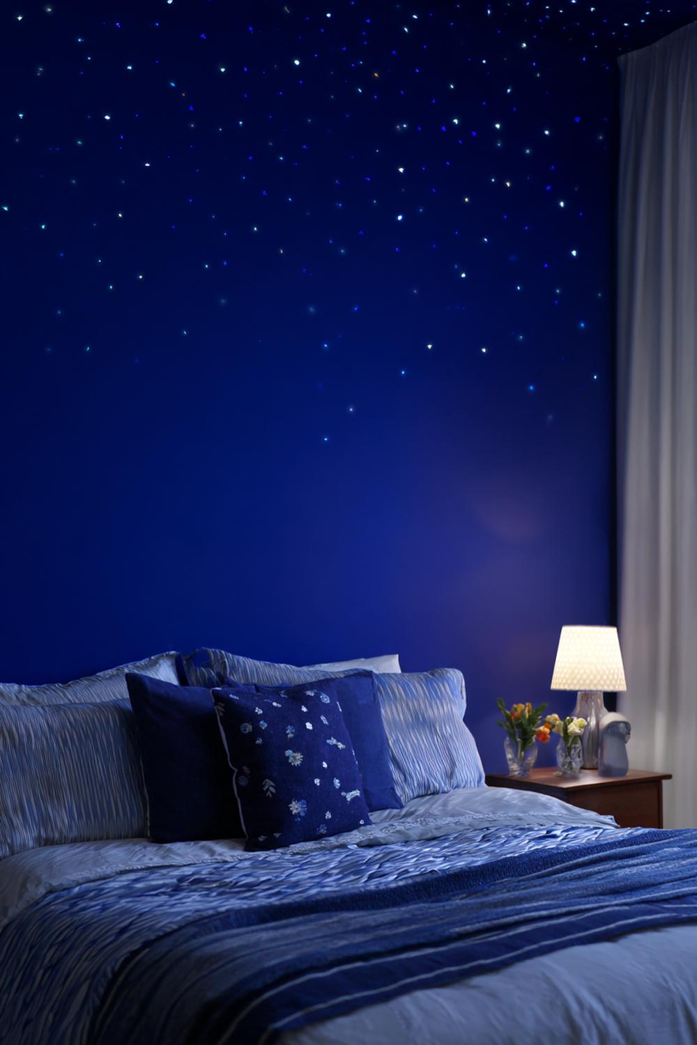 13. Schlafzimmer Wandfarbe Ideen in Mitternachtsblau mit Sternenlicht und dunklem Samt