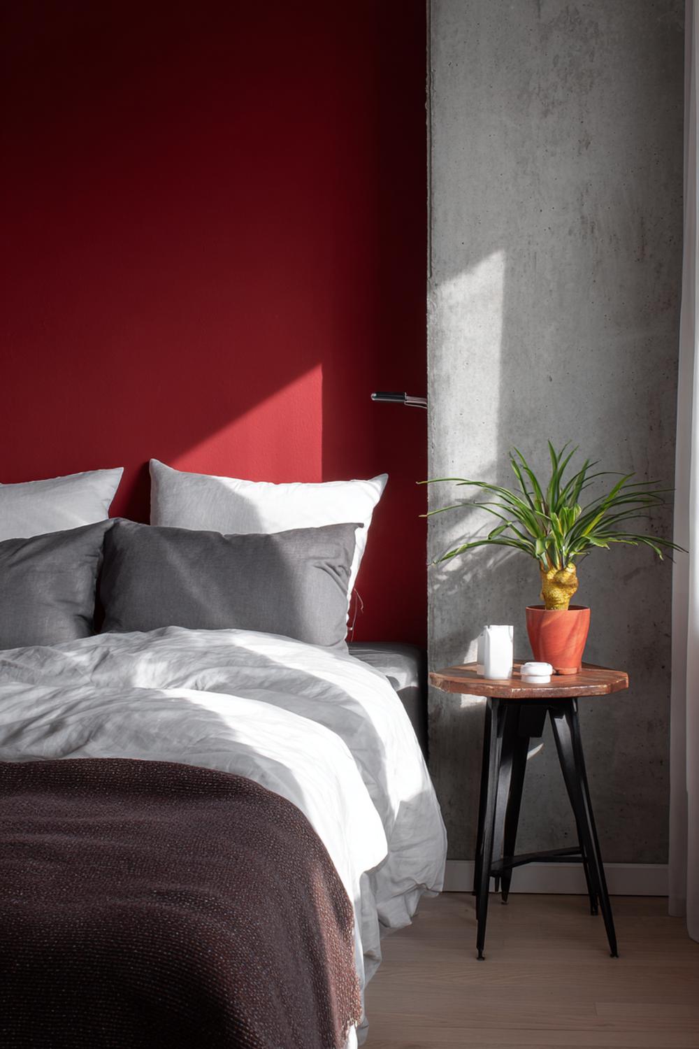 20. Schlafzimmer Wandfarbe Ideen in Ziegelrot mit industrial Nachttisch und schwarzer Kunst