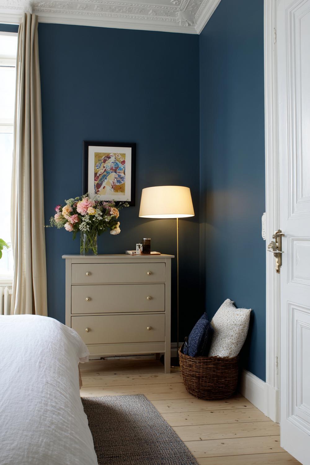 23. Schlafzimmer Wandfarbe Ideen in Petrol mit dunkler Kommode und hellen Kunstdrucken