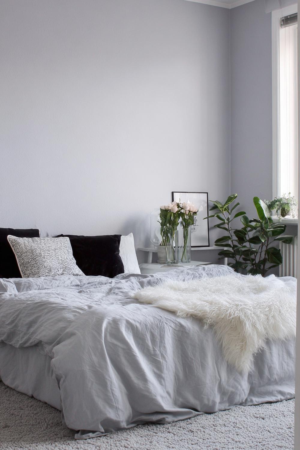 26. Schlafzimmer Wandfarbe Ideen in Eisgrau mit Chromdetails und klarer Bettarchitektur