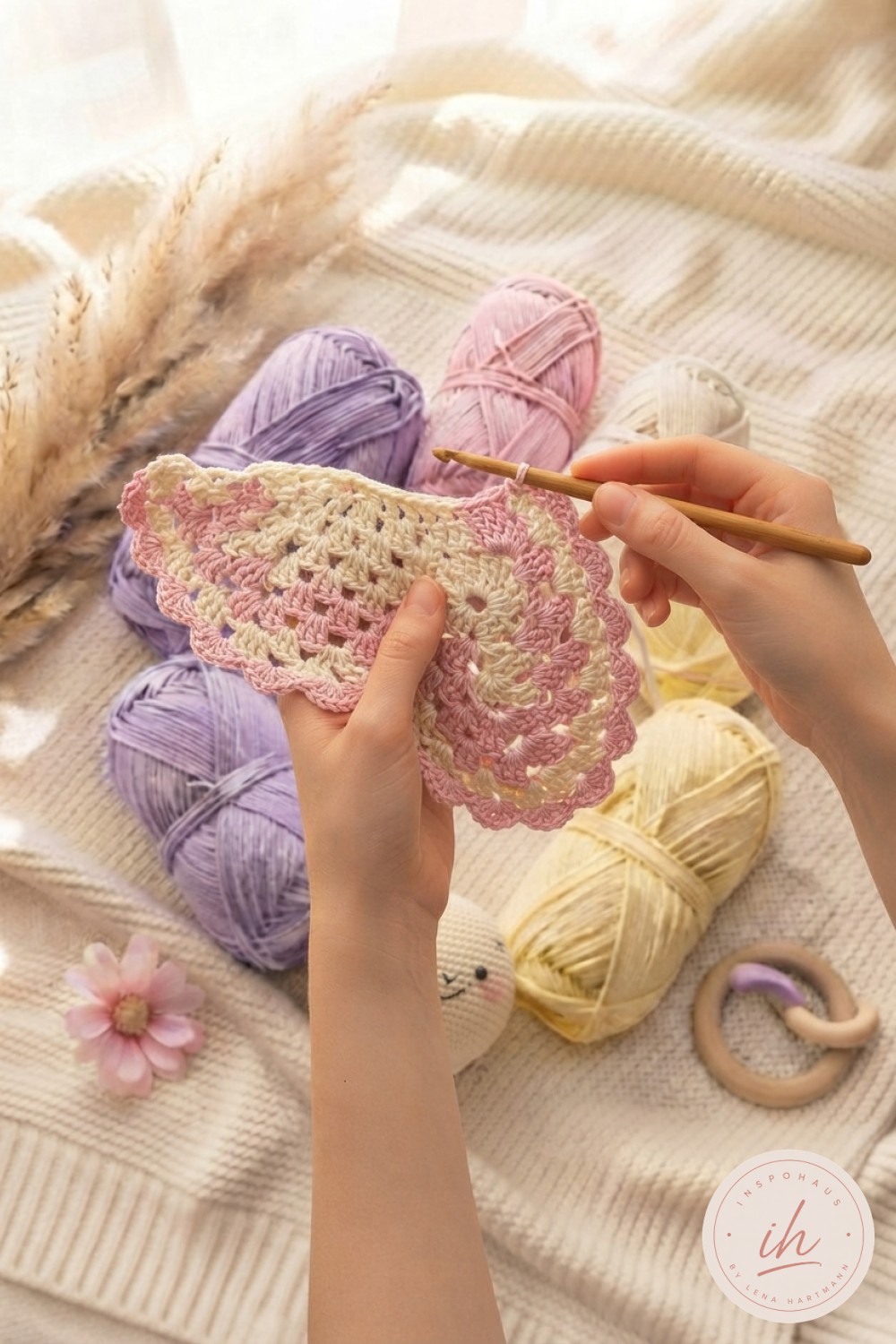Der erste Flügel in Rosé und Creme entsteht im Granny-Square-Muster mit gewellter Muschelkante