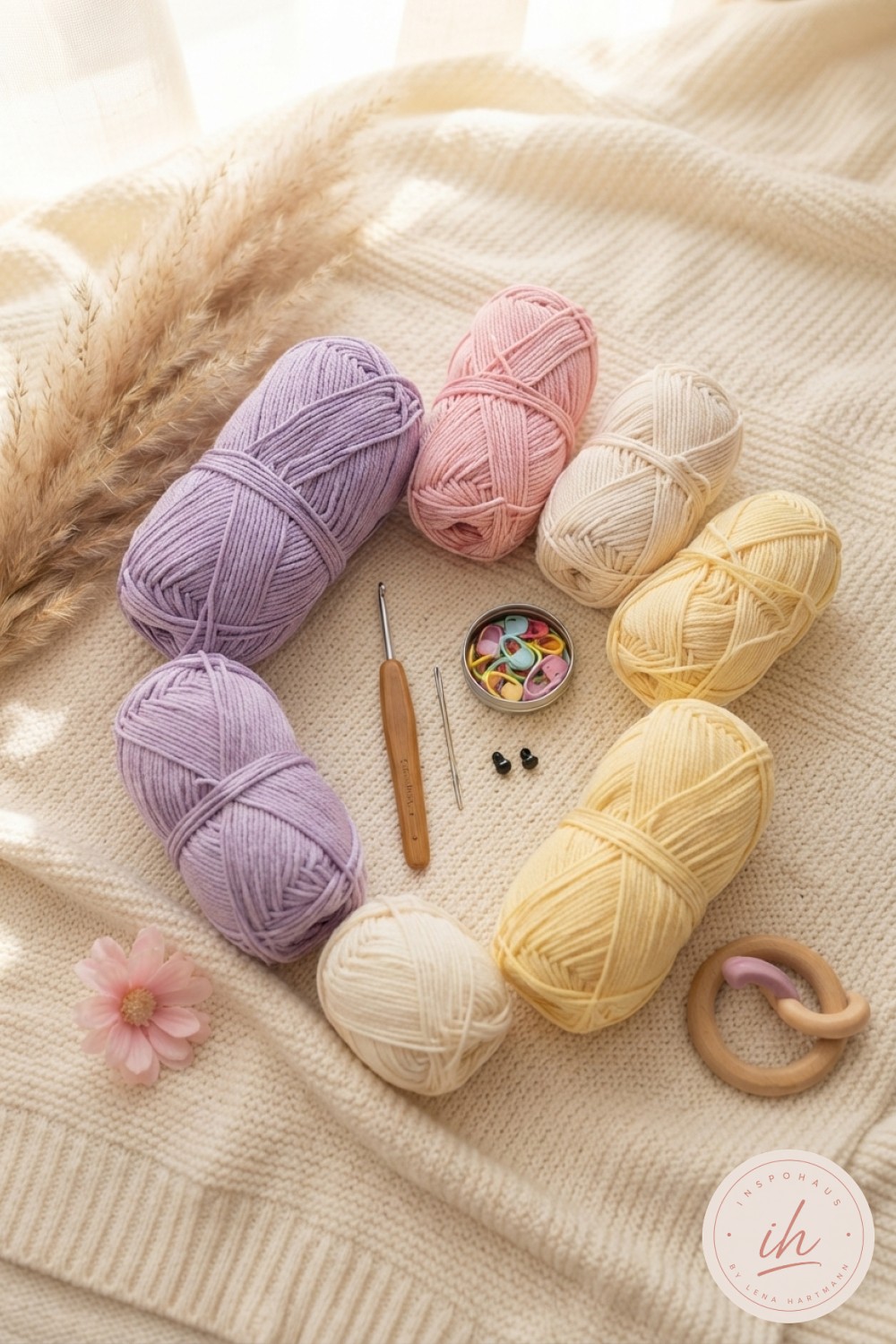 Wolle in Lavendel, Rosé, Creme und Gelb liegt bereit, bevor du dein Schmetterling Schmusetuch häkeln kannst