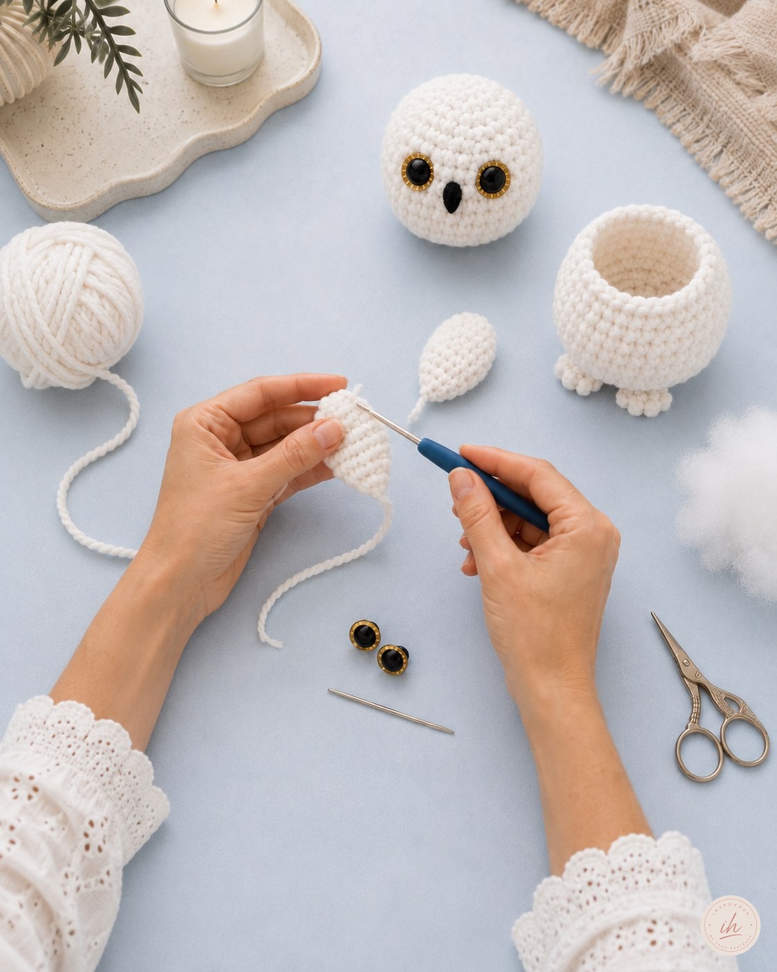 Zwei Flügelteile für die Amigurumi-Schneeeule werden nebeneinander gehäkelt und verglichen