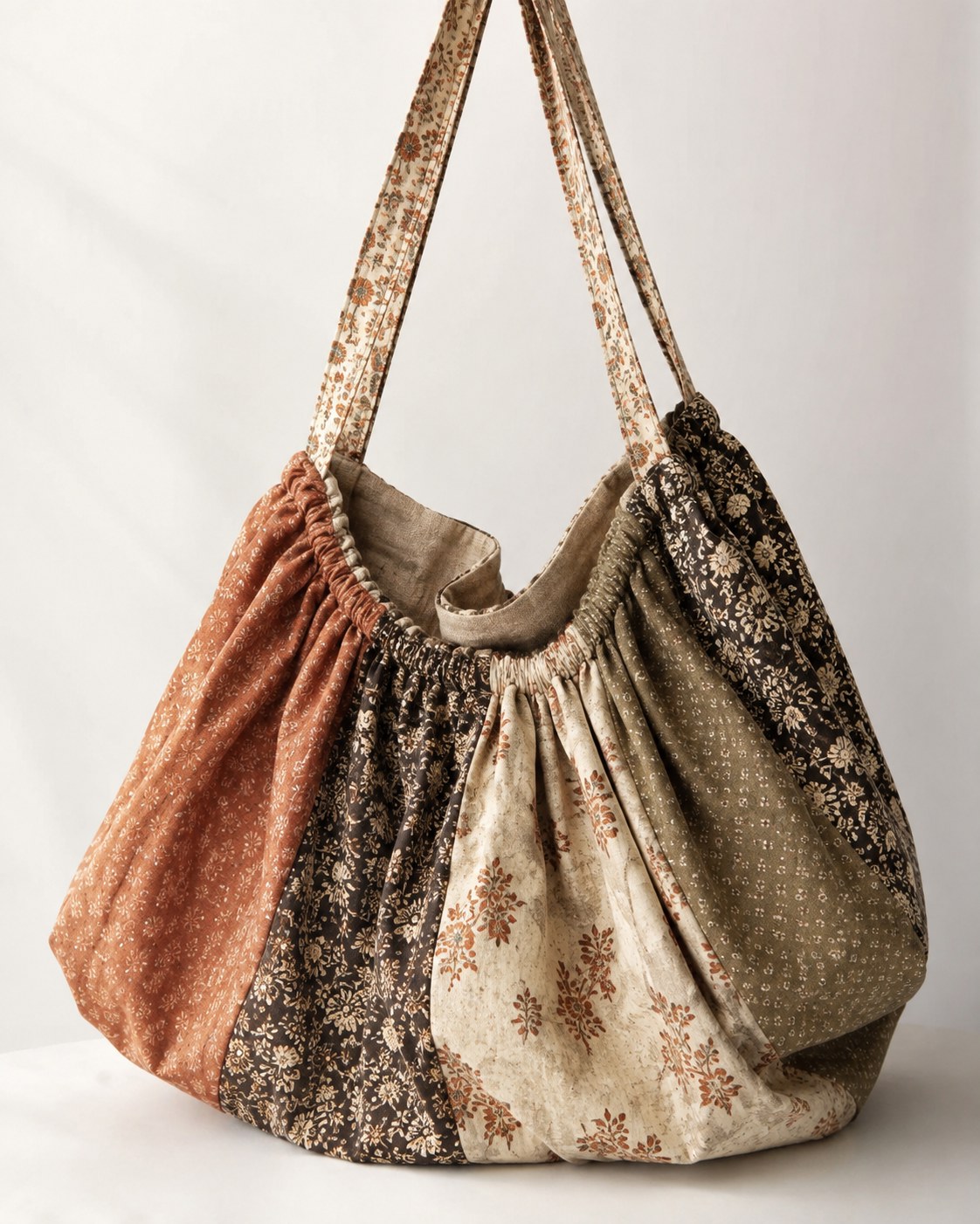Gemusterte Patchwork-Beuteltasche aus Stoffresten als kreatives Nähprojekt für Anfänger