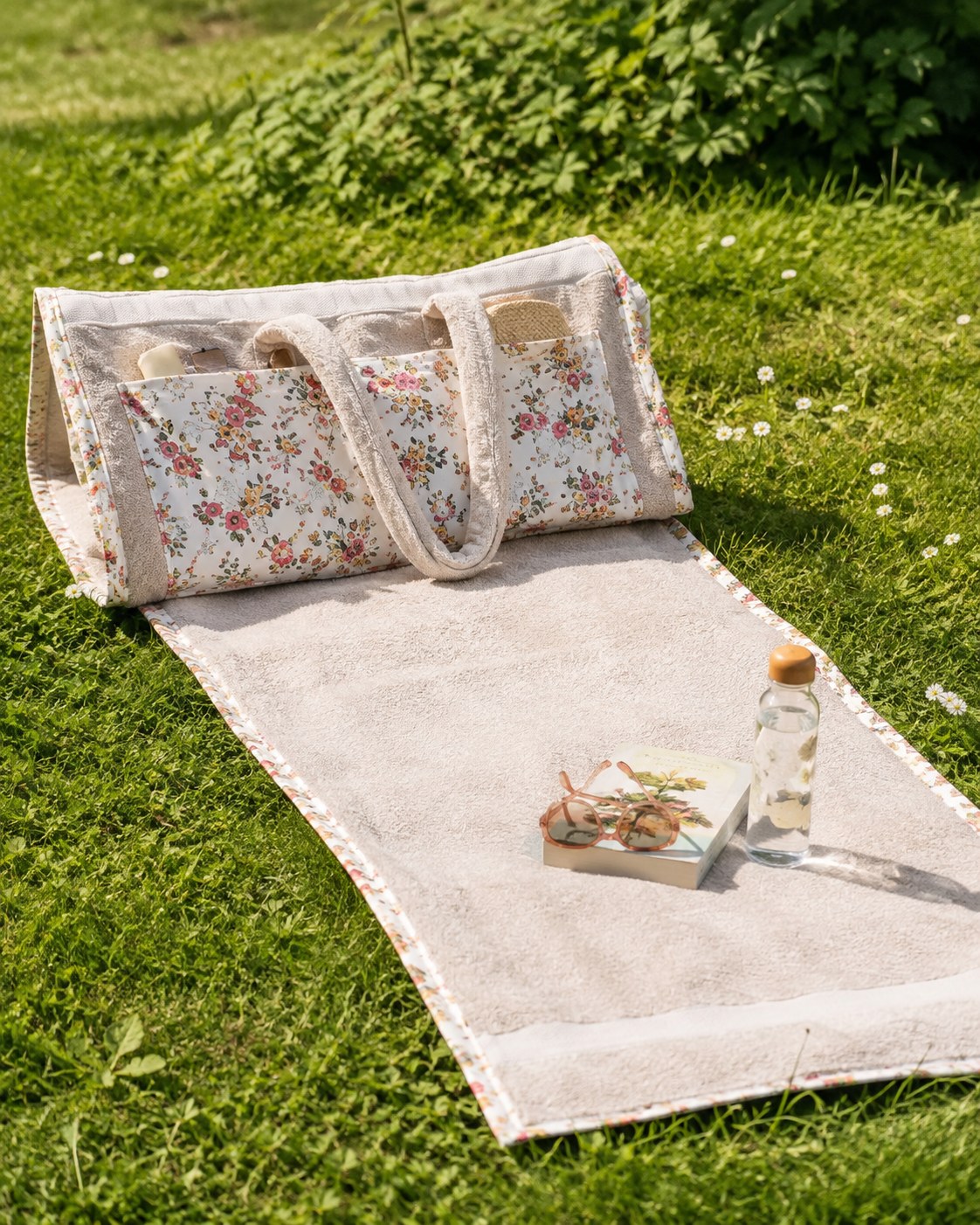 Gesteppte florale Strandtasche mit passender Liegematte als sommerliches Nähprojekt für Anfänger auf Rasen