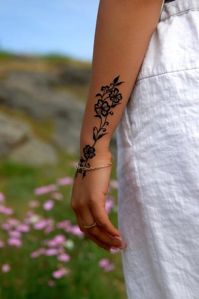 1. Diagonal-Rankenband für Simple Henna Designs Easy Front Hand mit Punktkette und Negativraum