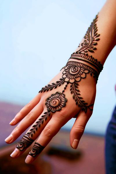 11. Kleines Dreieck-Mandala für Simple Henna Designs Easy for Beginners mit Rahmen und drei Blättern