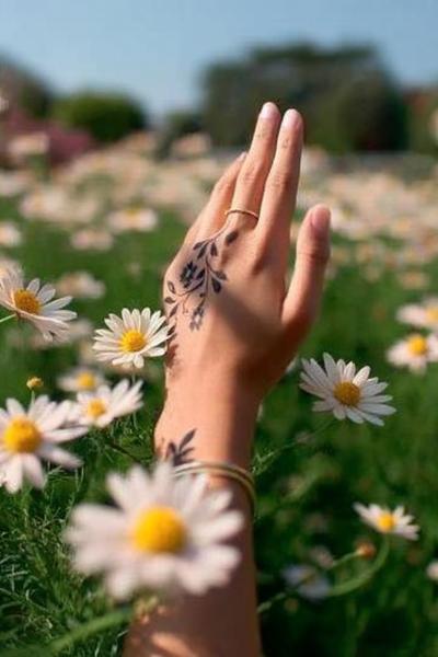 13. Halbmond-Bogen in der Handfläche für Simple Henna Designs Easy Palm mit zwei Sternen und feinen Dots