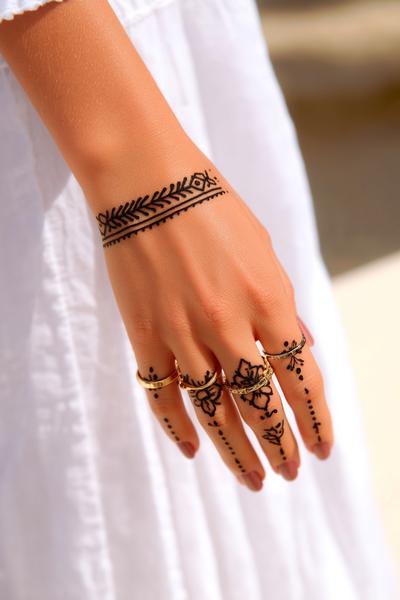 17. Zarter Seitenzweig für Simple Henna Designs Easy Finger mit S-Kurve und Mini-Dots