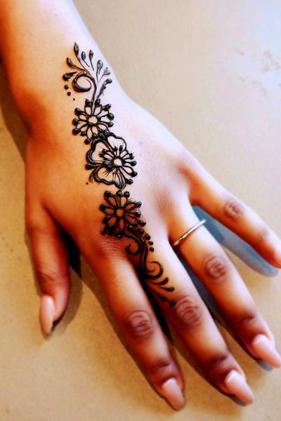 18. Feine Bordüre am Oberschenkel für Simple Henna Designs Easy on Thigh mit Spitzenkante und Abstand