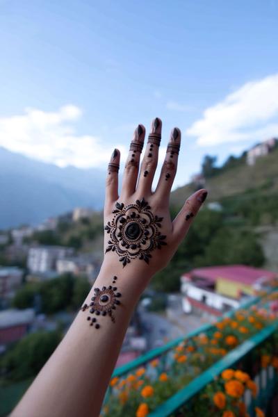 2. Manschetten-Look für Simple Henna Designs Easy Front Hand mit Doppellinie und Mikro-Bögen