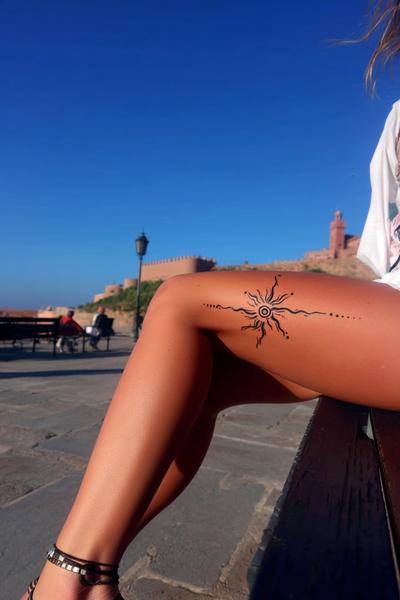 20. Sternbild-Cluster am Oberschenkel für Simple Henna Designs Easy on Thigh mit Punkten und zarten Verbindungen