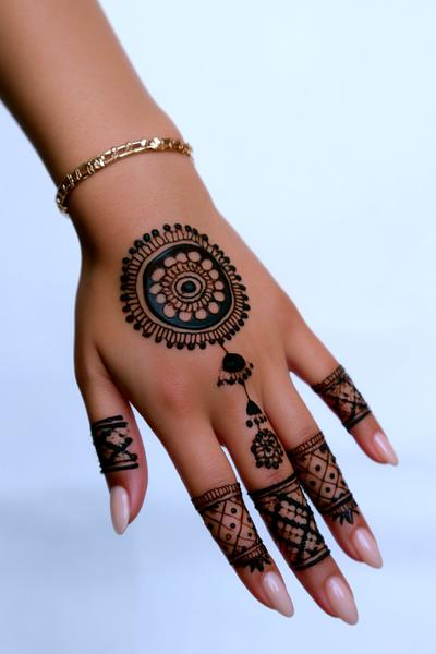 21. Schmuckkette für Simple Henna Designs Easy Back Hand mit Mittelanhänger und feinen Seitenpunkten