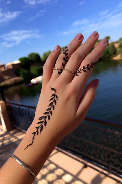 22. Dreifach-Rahmen auf dem Handrücken für Simple Henna Designs Easy Back Hand mit Linien und Mini-Bögen