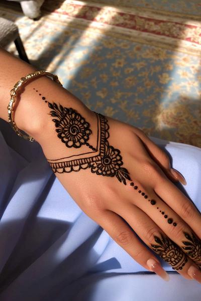 4. Feine Kettenführung für Simple Henna Designs Easy Front Hand mit Fingerbrücke und Blatt-Pfeilen