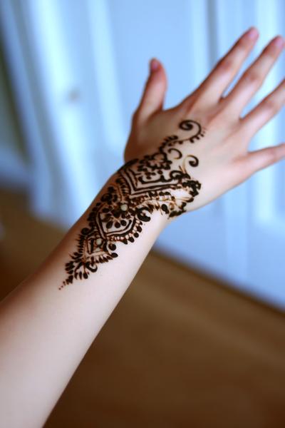 6. Negative-Space-Mond für Simple Henna Designs Easy Hands mit Halbkreisrahmen und Sternpunkten