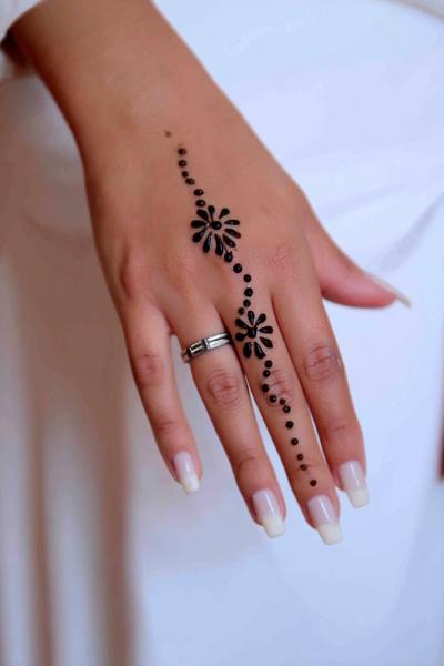 7. Schmale Spitzenborte für Simple Henna Designs Easy Hands mit Dreiecks-Lace und Doppelpunkten